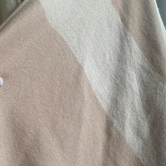 SOUA&KYI, Absolutely Gorgeous Poncho Cape! The Material is Beautiful 🌻🌻🌻🌻🌻 - Picture 8 of 11